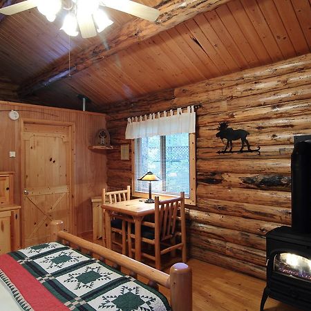 Silverwolf Log Chalets Coram Exterior foto