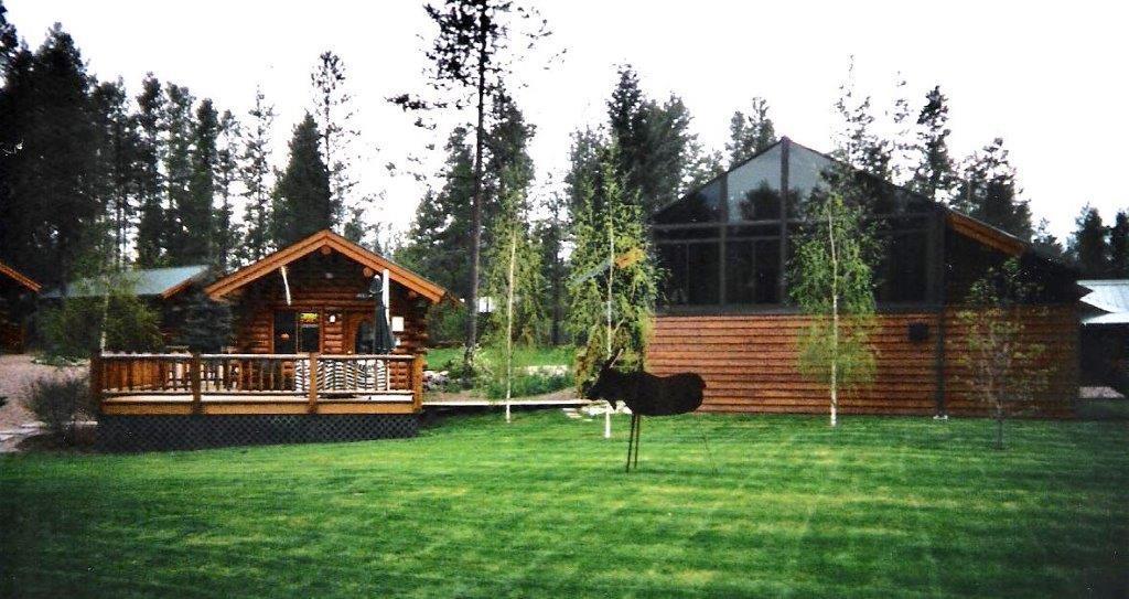 Silverwolf Log Chalets Coram Exterior foto